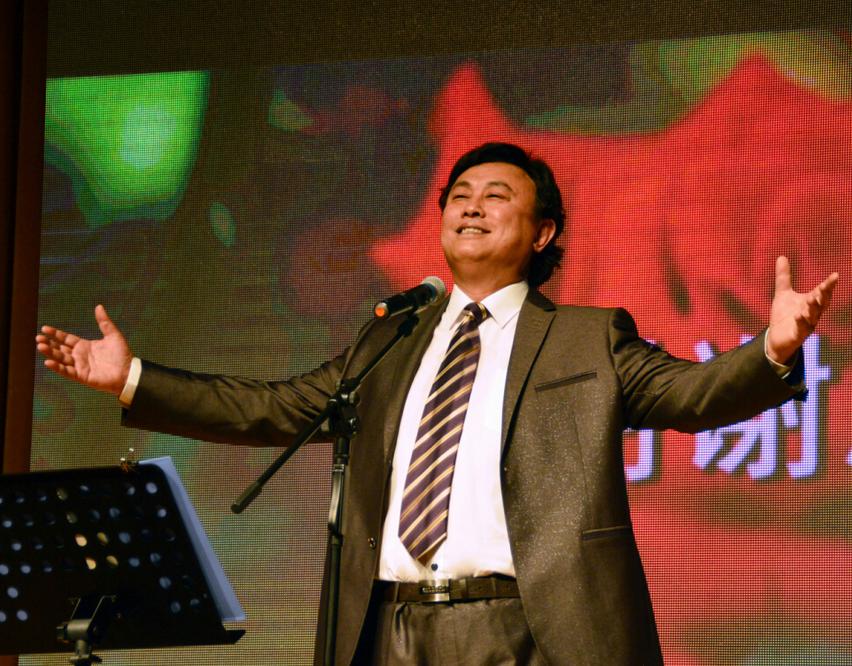30年前冯宝宏由著名民族歌唱家刘改鱼引荐,拜山西省歌舞剧院的国家级"